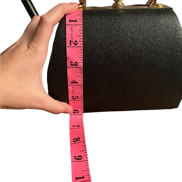 Vintage Black Clamshell Handbag with Gold Hardware - Picture 10 of 12